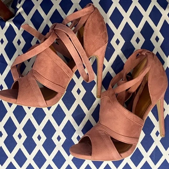 Mauve ankle strap tie up bootie - Picture 6 of 6